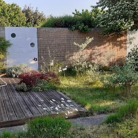 Maison Au Calme Avec Jardin Clos Holiday home Caen