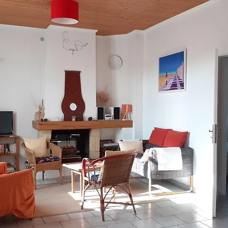 Prázdninový dům Maison Au Calme Avec Jardin Clos *
